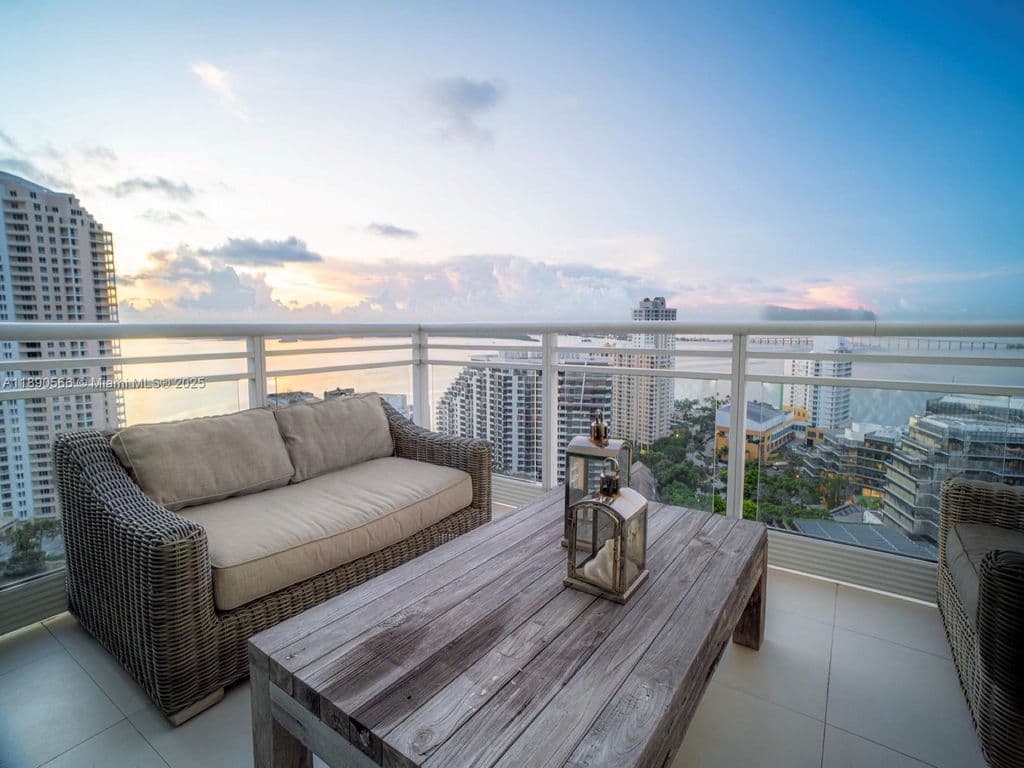 3-bedroom Condo — 900 Brickell Key Blvd APT 2204