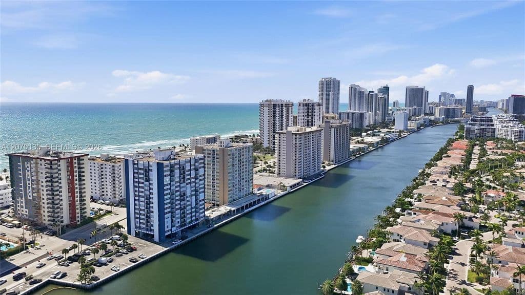 1+1 Condo — 1400 S Ocean Dr APT 205