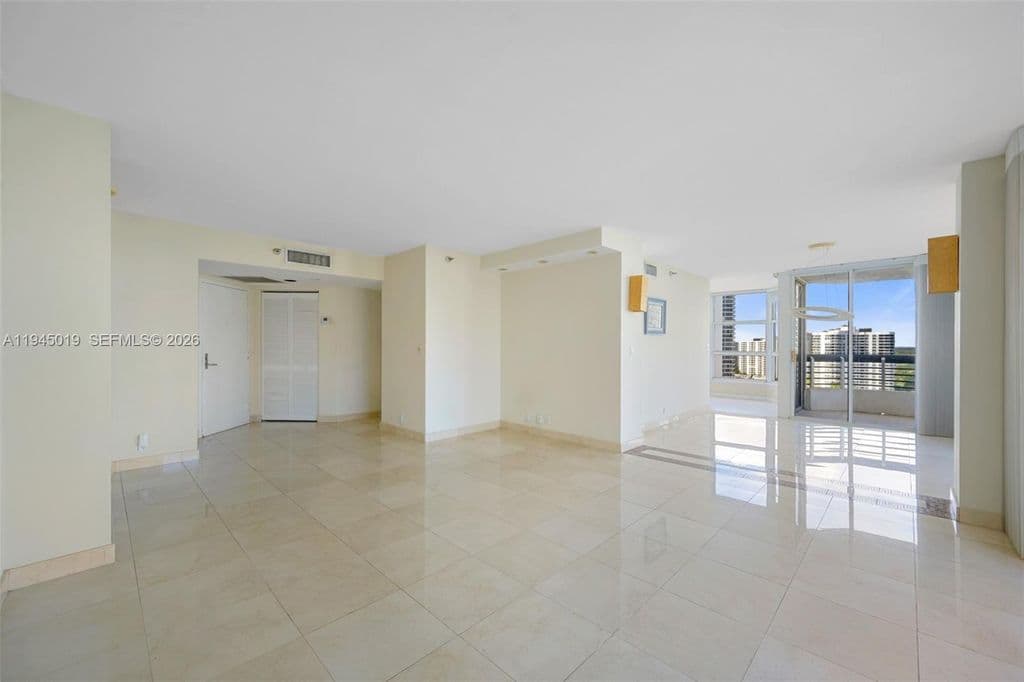 2+1 Condo — 19101 NE 36th Ct APT 2006