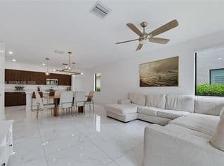 4-bedroom Single-Family Home — 4605 NW 83rd Path, Doral, 33166