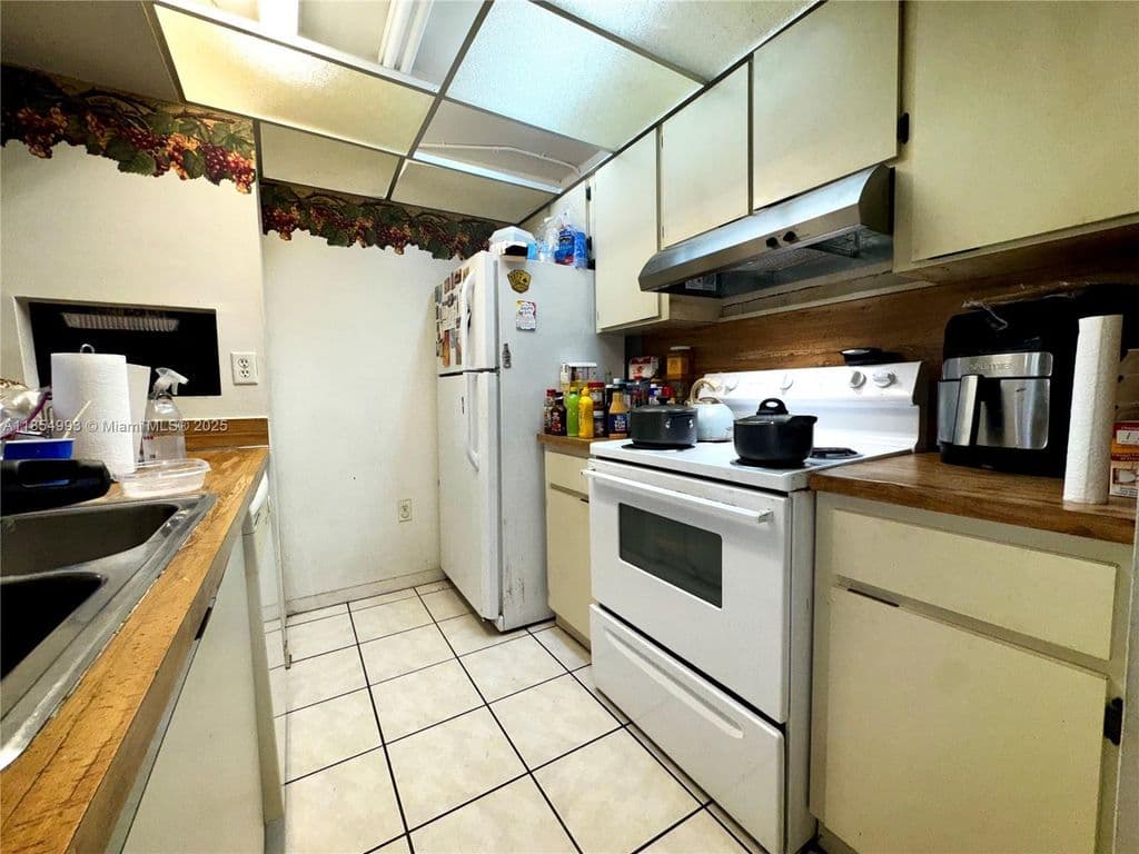2+1 Condo — 7165 NW 186th St APT A211