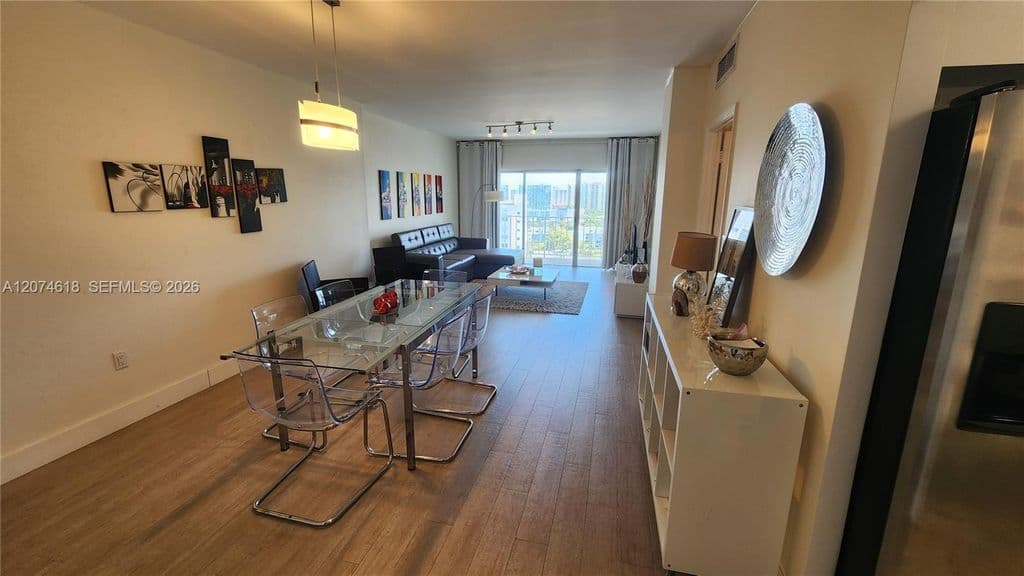 1+1 Condo — 500 Bayview Dr APT 1725