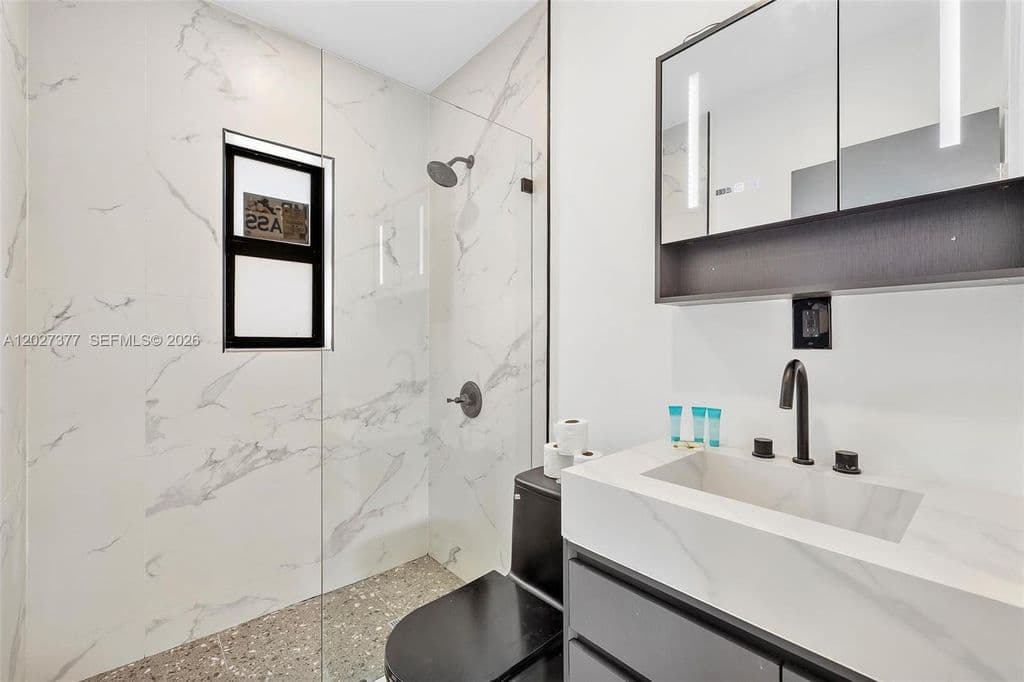 3+1 Müstakil ev — 501 NW 46th St