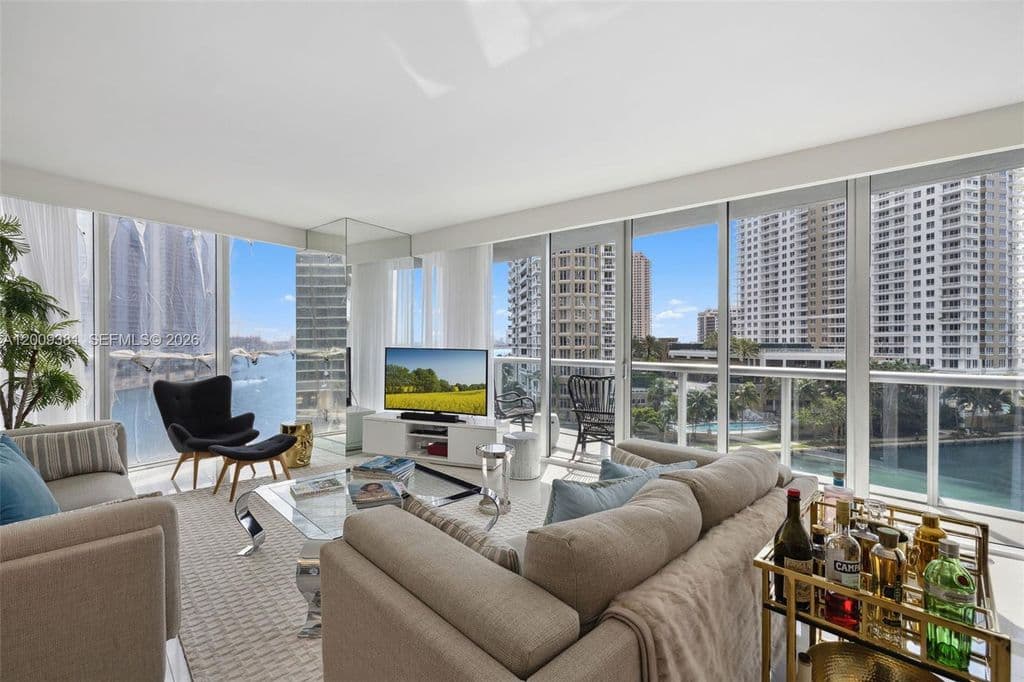 3-bedroom Condo — 465 Brickell Ave APT 701