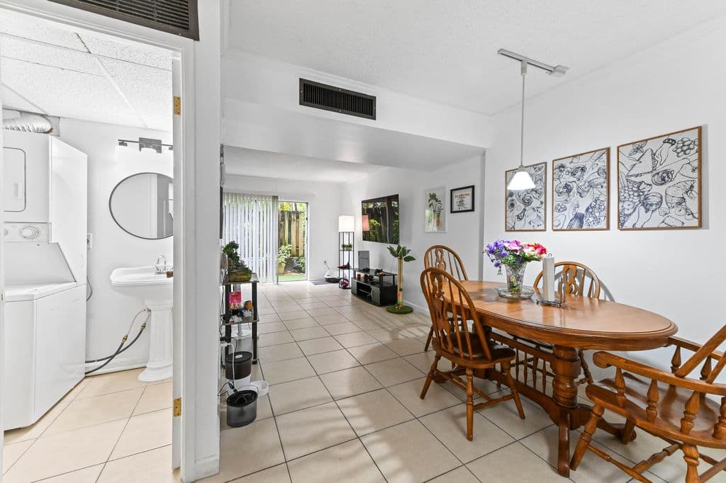 2+1 Mülk — 803 W Oakland Park Boulevard #A7