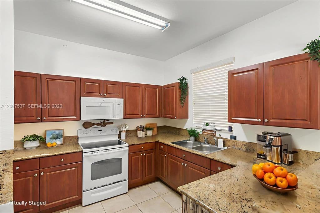 4+1 Mülk — 12958 SW 135th St