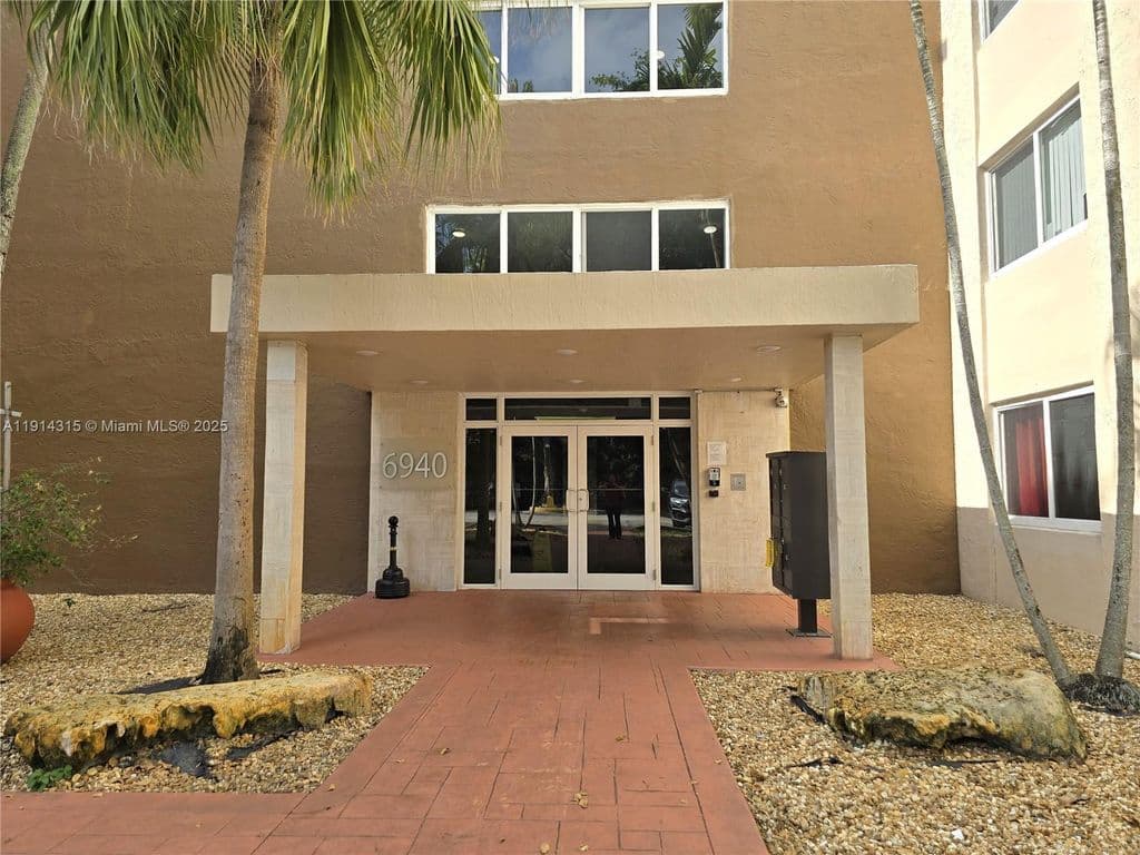 1-bedroom Condo — 6940 Miami Gardens Dr APT 1-319
