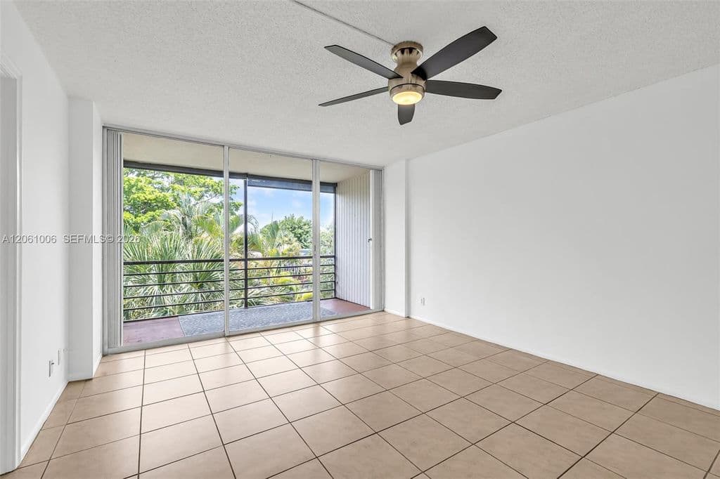 2+1 Condo — 112 Royal Park Dr APT 3A