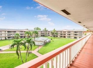 2+1 Condo — 5300 Washington Street #D206, Hollywood, 33021