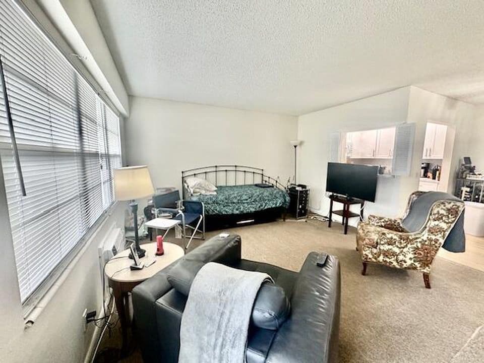 1-bedroom Condo — 583 Fanshaw #N