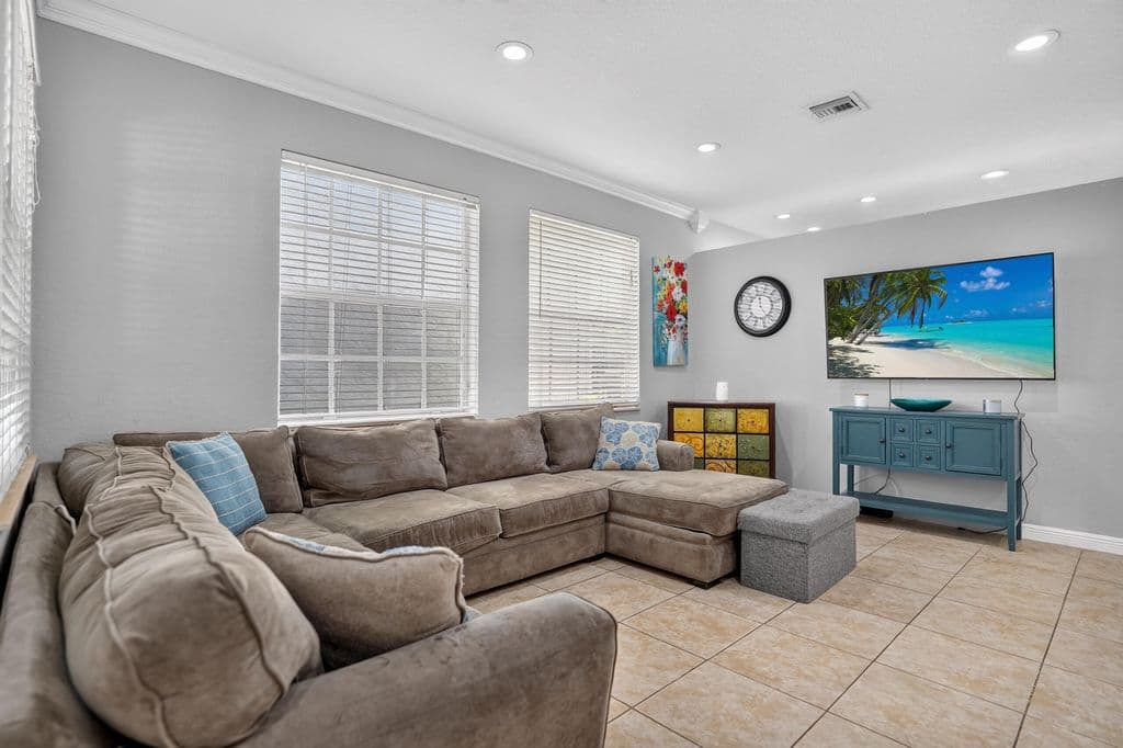 4+1 Müstakil ev — 9135 Dupont Place