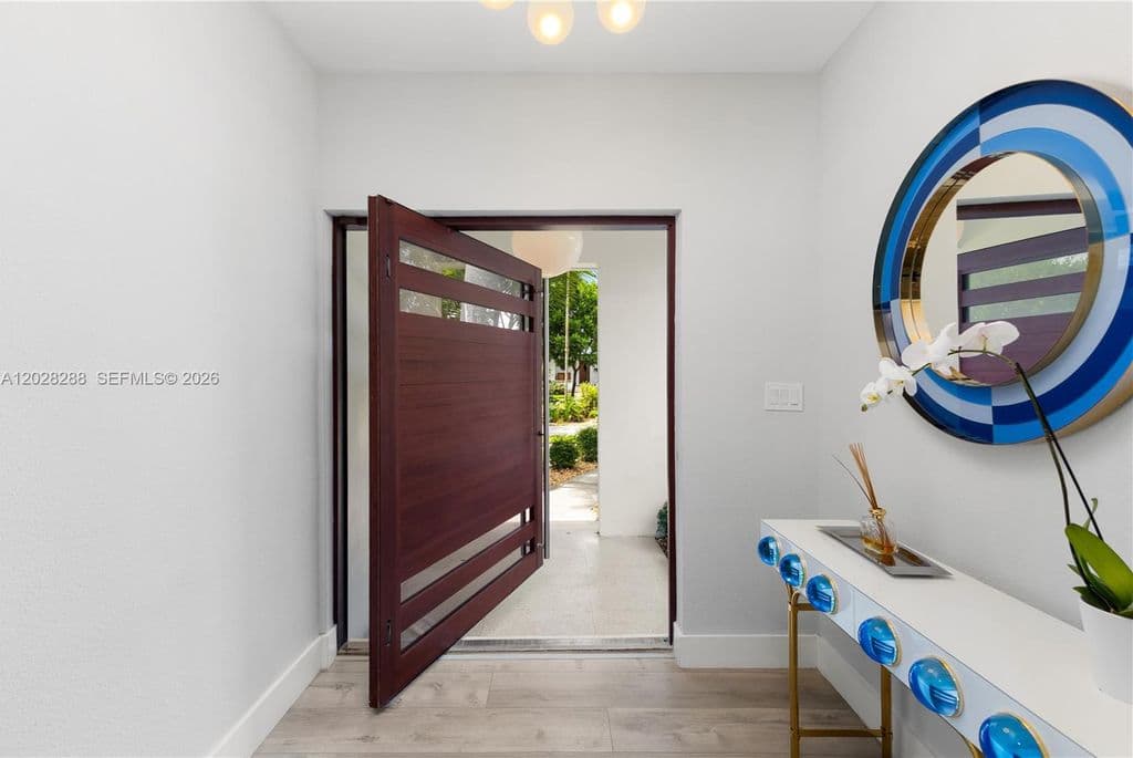 5+1 Müstakil ev — 857 NE 98th St