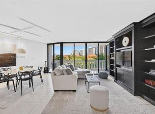2+1 Condo — 1000 Island Blvd APT 405, Aventura, 33160