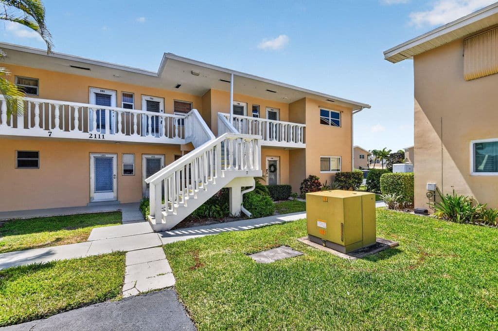 2+1 Condo — 2111 NE 1st Court #204
