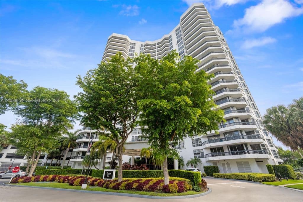 2+1 Condo — 3400 NE 192nd St APT 1910
