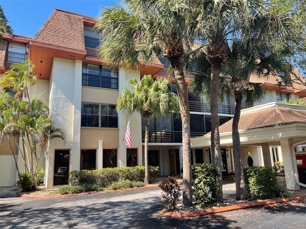 1+1 Condo — 671 NE 195th St APT 207
