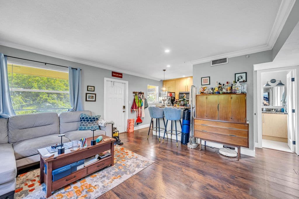 2+1 Condo — 811 NE 14th Place