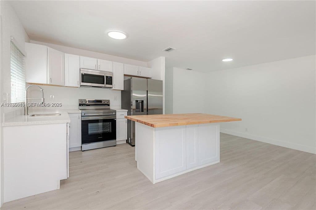 6-bedroom Property — 1511-1513 NW 8th Ave