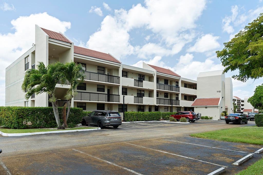 2-bedroom Condo — 112 LAKE EMERALD Drive #209