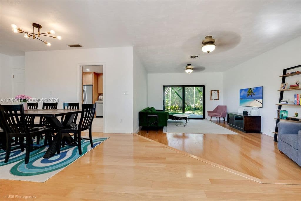 4+1 Müstakil ev — 8425 SW 174th St