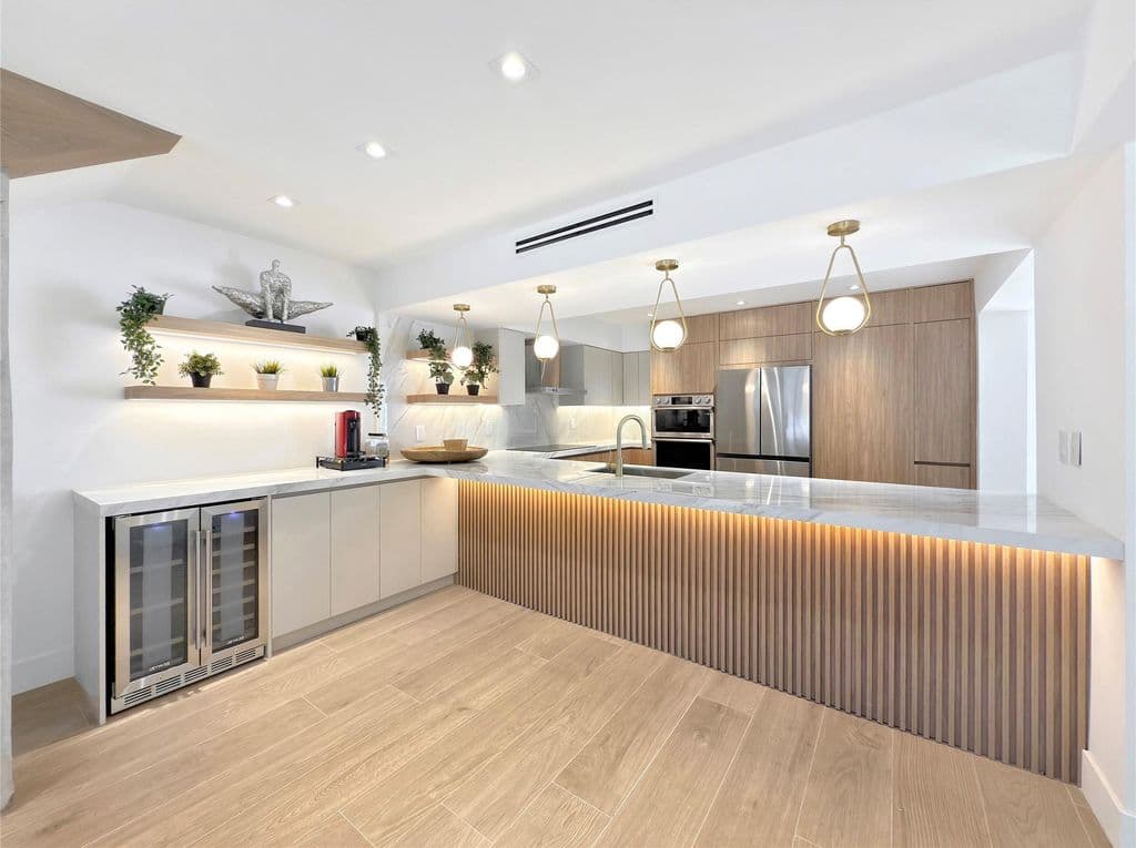 4+1 Müstakil ev — 729 NE 17th Terrace