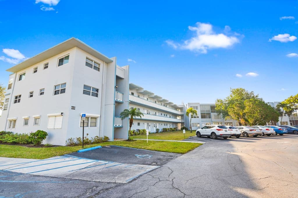 2+1 Condo — 2223 PARK Lane #210