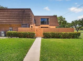2+1 Townhouse — 185 Charter Way, West Palm Beach, 33407