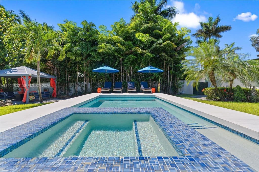3+1 Müstakil ev — 14441 S Biscayne River Rd