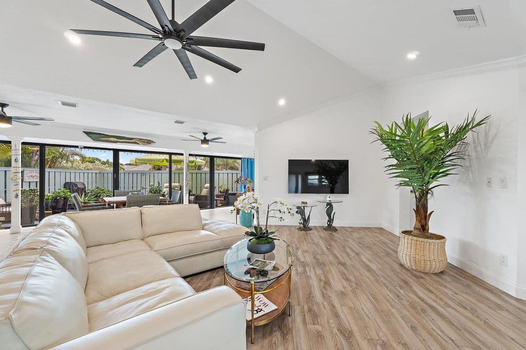 3-bedroom Property — 1127 E Seminole Avenue #24b