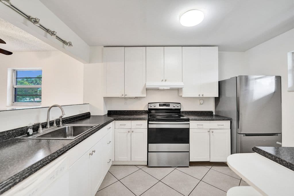 2+1 Condo — 1100 NW 87th Avenue #208