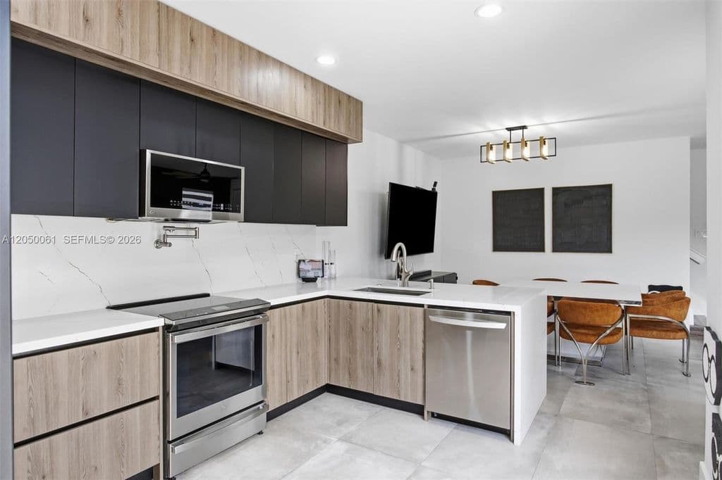4-bedroom Property — 16930 SW 90th St