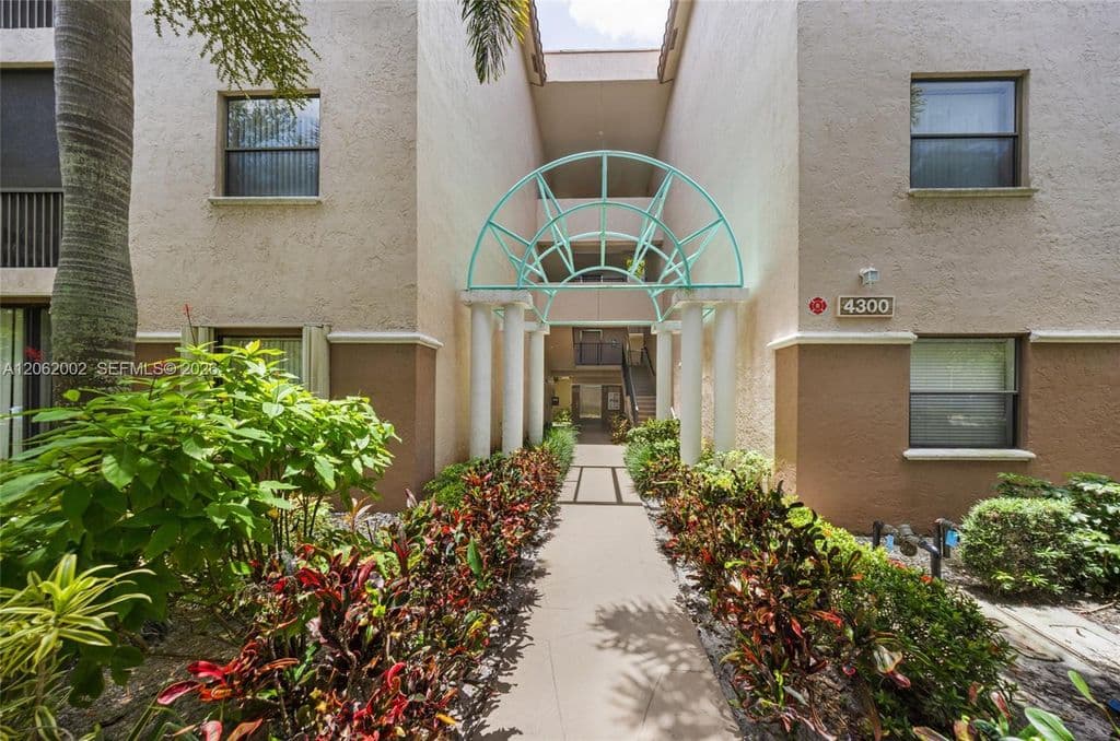 3-bedroom Condo — 4300 NW 30th St APT 341