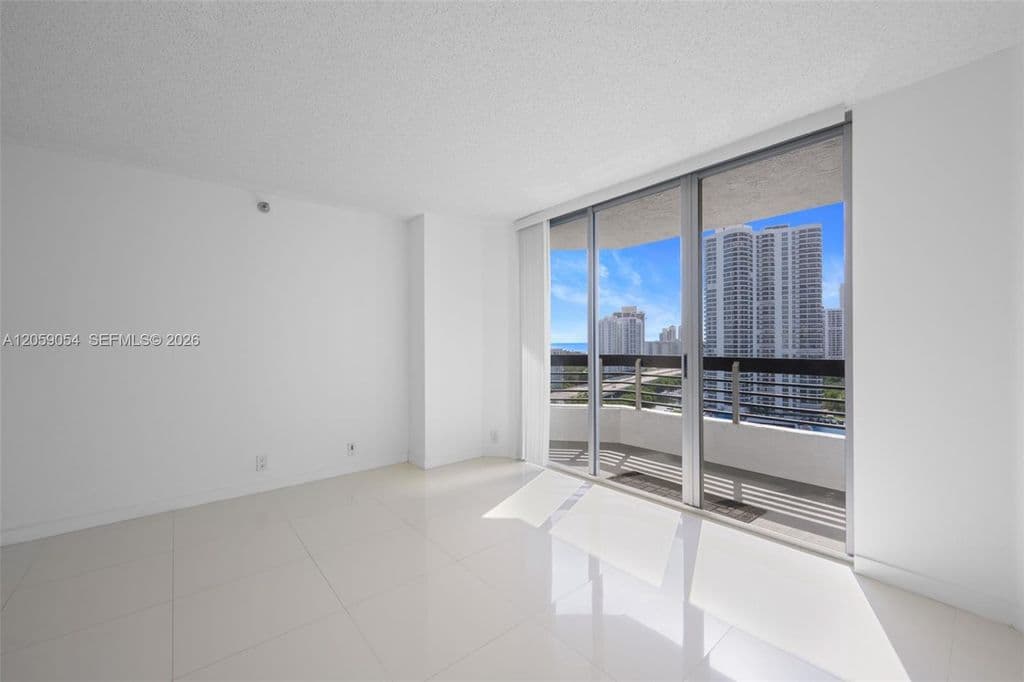2+1 Condo — 3400 NE 192nd St APT 1910