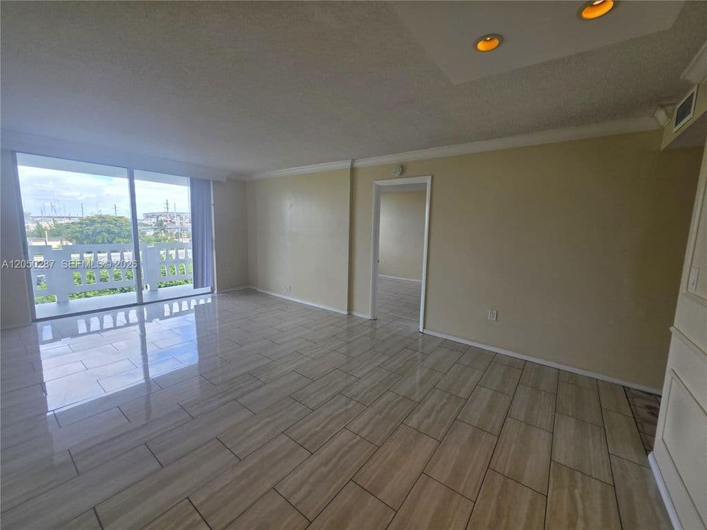 1+1 Condo — 15600 NW 7th Ave APT 511
