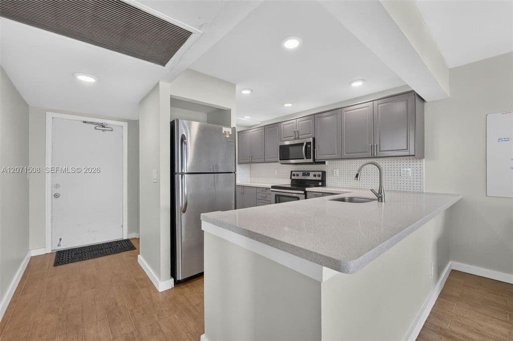 2-bedroom Condo — 9440 Poinciana Pl APT 302