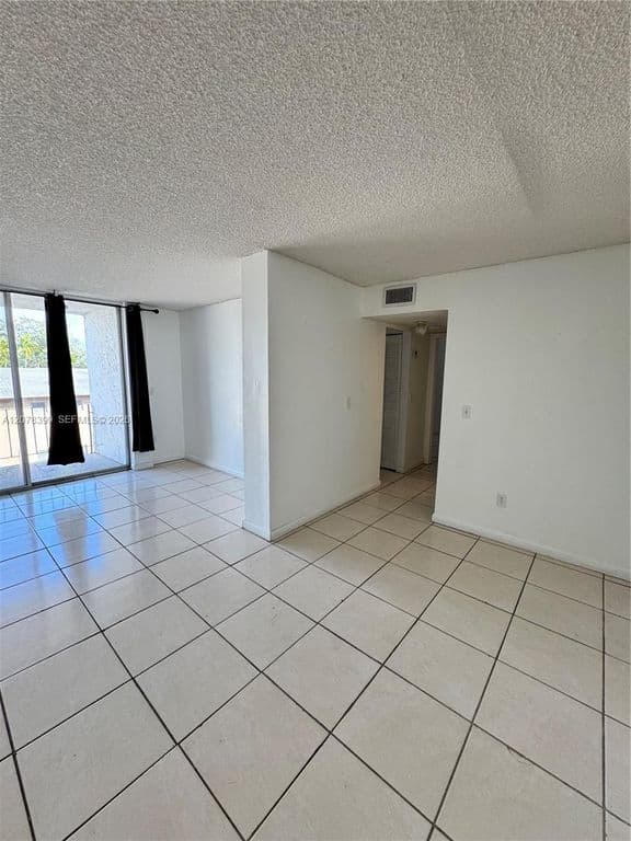 1-bedroom Condo — 12105 NE 6th Ave APT 304
