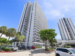 3-bedroom Condo — 20515 E Country Club Dr APT 1747, Aventura, 33180