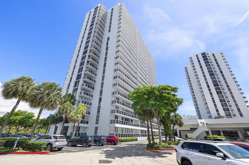 3-bedroom Condo — 20515 E Country Club Dr APT 1747