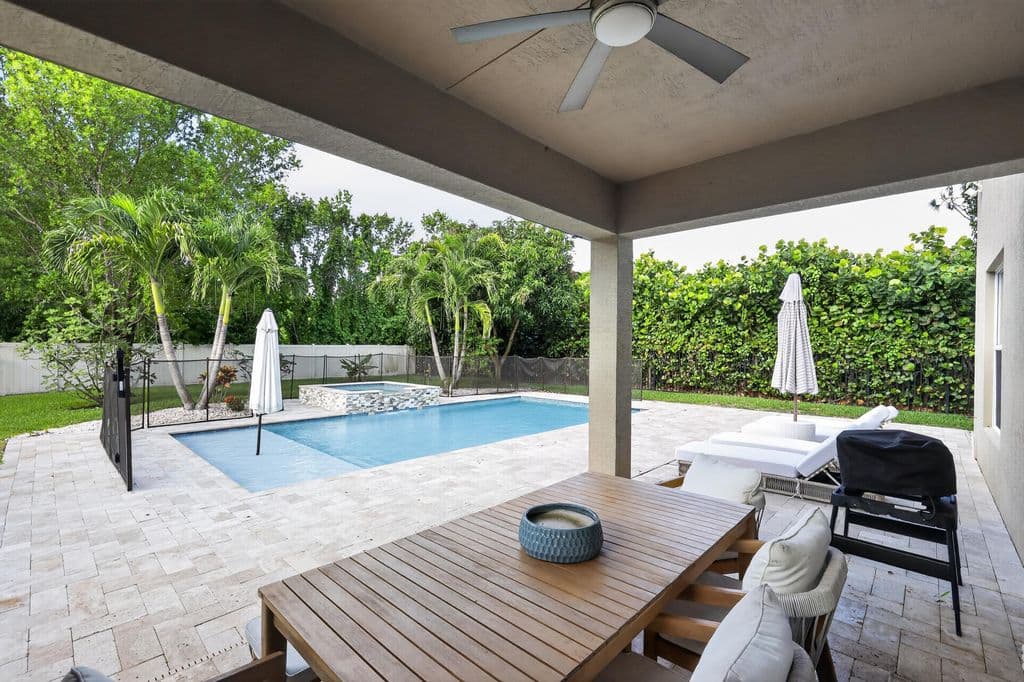 5-bedroom Single-Family Home — 7050 Limestone Cay Road