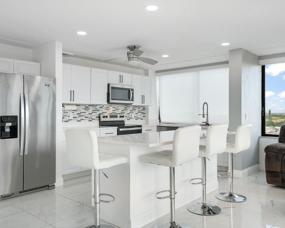 2-bedroom Condo — 1500 Presidential Way #806