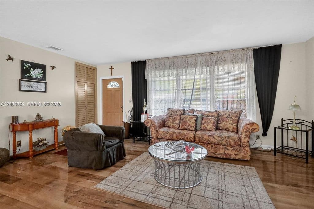 4+1 Müstakil ev — 6861 SW 1st Ct