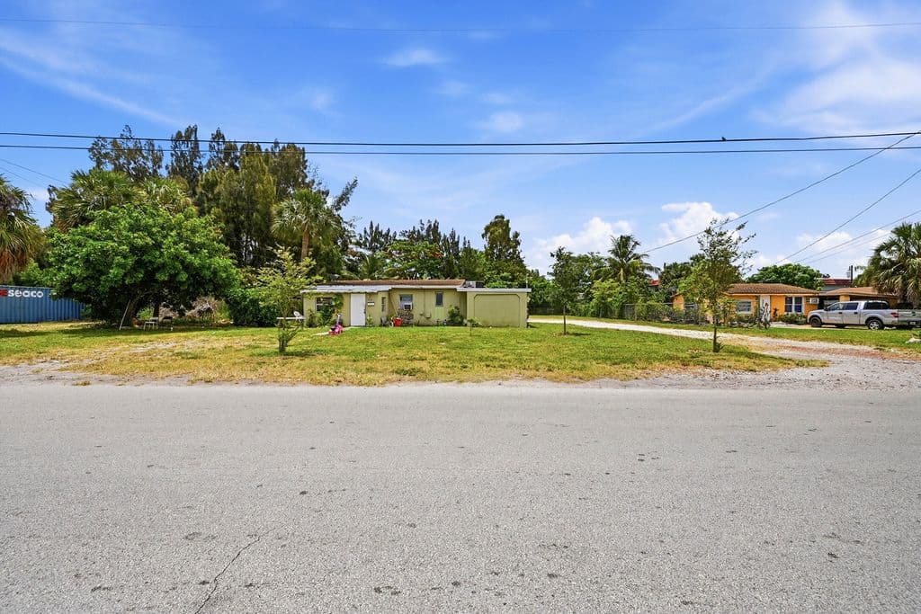 6+1 Mülk — 700 SW 8th Street
