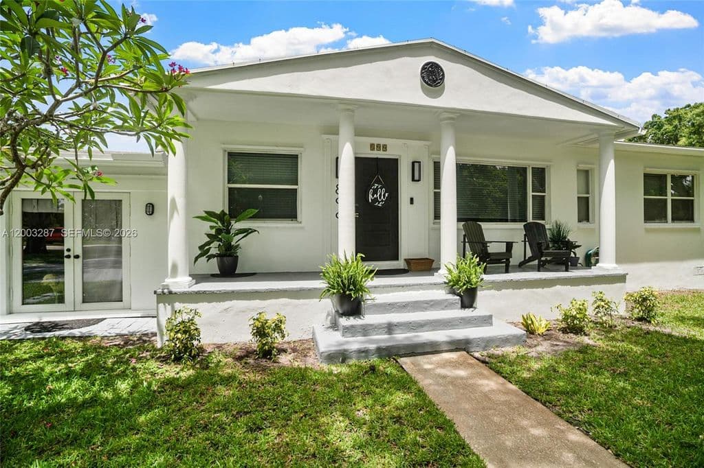 3-bedroom Single-Family Home — 899 E Country Club Cir