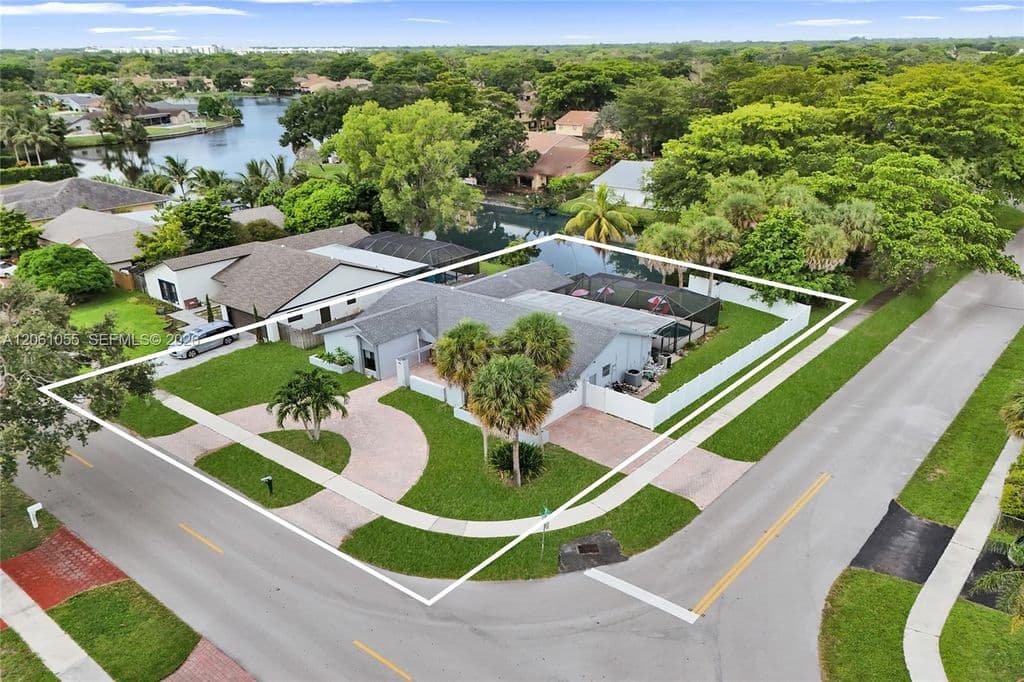 4+1 Müstakil ev — 1221 NW 78th Ave