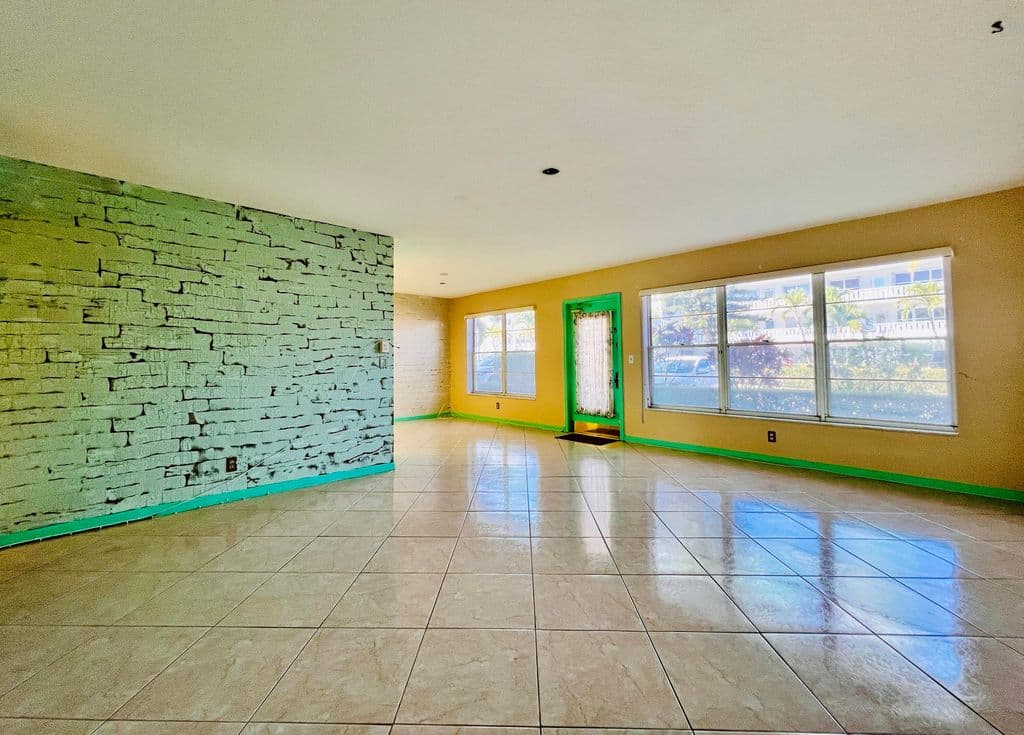 2+1 Condo — 110 Wellington B