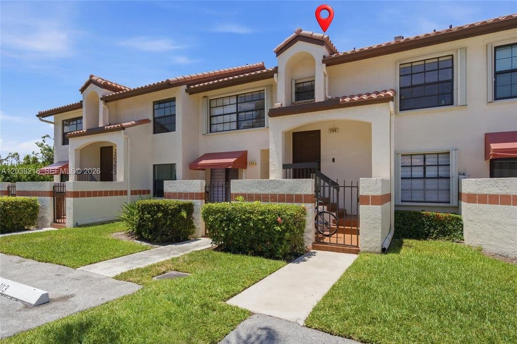2+1 Condo — 104 Freedom Ct #104
