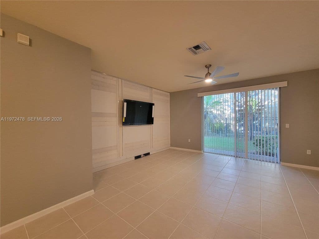 3+1 Mülk — 2761 SW 82nd Ave #102