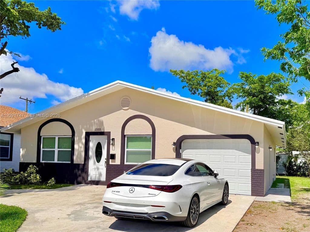4+1 Müstakil ev — 1555 NW 6th Ave