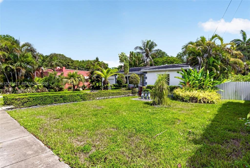 3+1 Müstakil ev — 467 NE 129th St