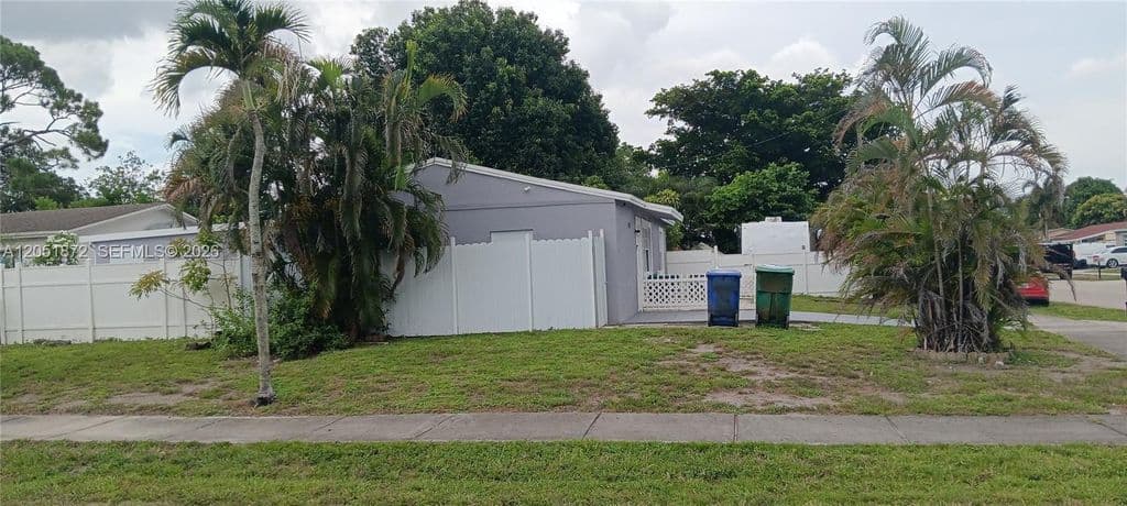 4-bedroom Single-Family Home — 4331 SW 23rd Ct